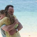 Walton Goggins ('Fallout') abrazando a Aimee Lou Wood ('Sex Education'), su pareja en la serie