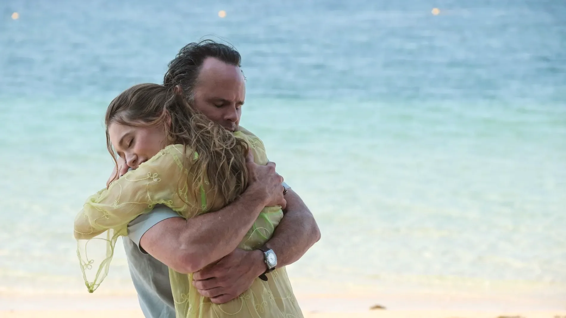 Walton Goggins ('Fallout') abrazando a Aimee Lou Wood ('Sex Education'), su pareja en la serie