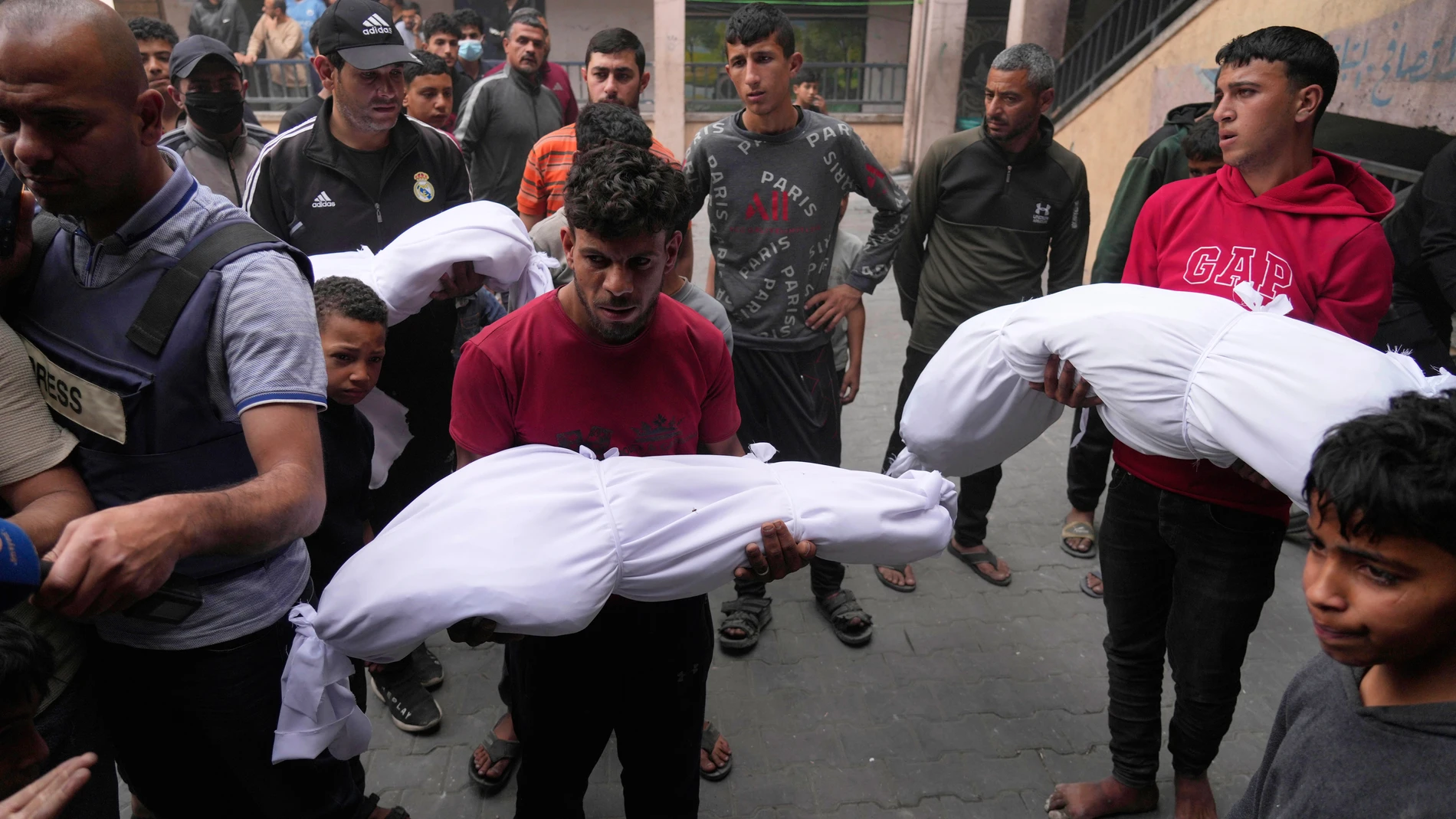 Palestinians bid farewell to their relatives who were killed in Israeli airstrikes early this morning on Yaffa School, in Gaza City, Wednesday, April 23, 2025. (AP Photo/Jehad Alshrafi)