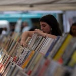 Barcelona se llena de libros y rosas en la Diada de Sant Jordi 2025