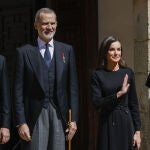 El look de la Reina Letizia de luto por el Papa.