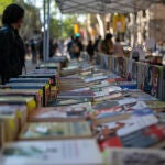 Barcelona se llena de libros y rosas en la Diada de Sant Jordi 2025