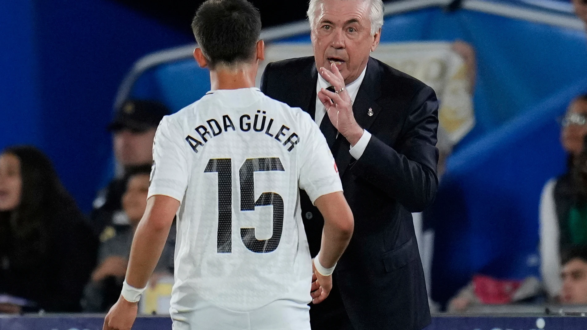 Real Madrid's head coach Carlo Ancelotti instructs Arda Guler during a Spanish La Liga soccer match between Getafe and Real Madrid at the Coliseum Alfonso Perez stadium in Getafe, Spain, Wednesday, April 23, 2025. (AP Photo/Manu Fernandez)