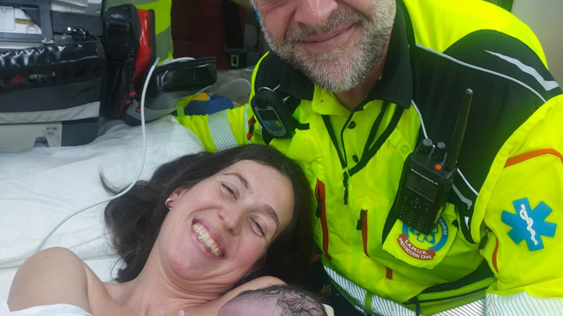 MADRID, 23/04/2025.- Los servicios de emergencia de Samur-Protección Civil atendieron este martes el ‘parto exprés’ de una madre de 38 años que dio a luz a su bebé en el interior de su coche en la M-30, a la altura de Embajadores, mientras iba de camino al hospital. Después de notar las contracciones, la pareja iba de camino al hospital, pero el recién nacido no se hizo esperar. En la propia M-30, el bebé comenzó a salir del vientre de la madre, por lo que los padres cogieron el primer desvío...