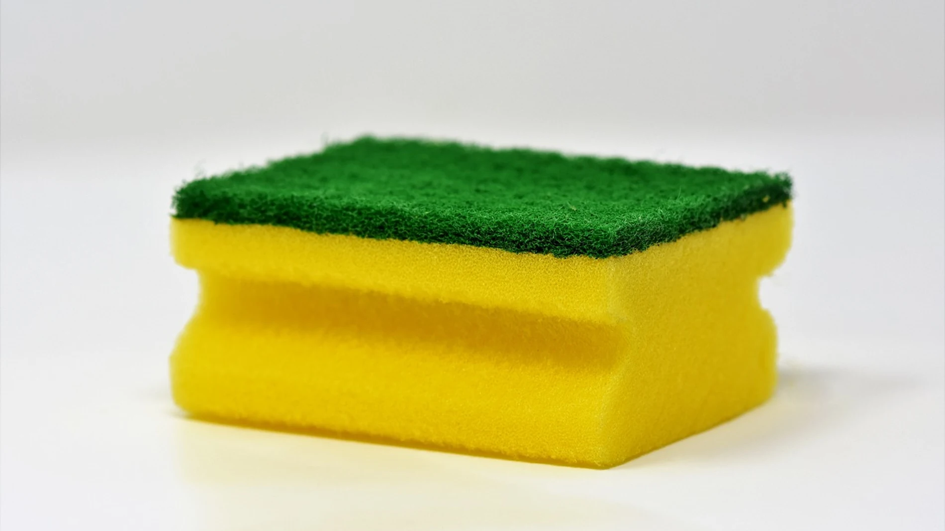 Esponja amarilla y verde de cocina