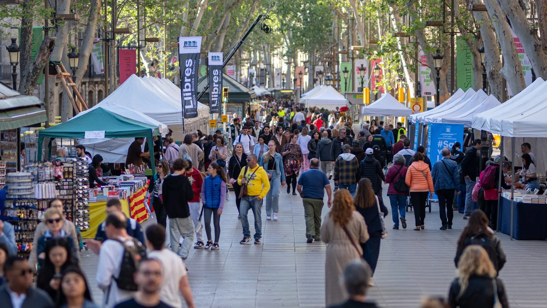 CATALUNYA.-Sant Jordi.- Tixis (Cambra del Llibre) asegura que las previsiones son "muy buenas"