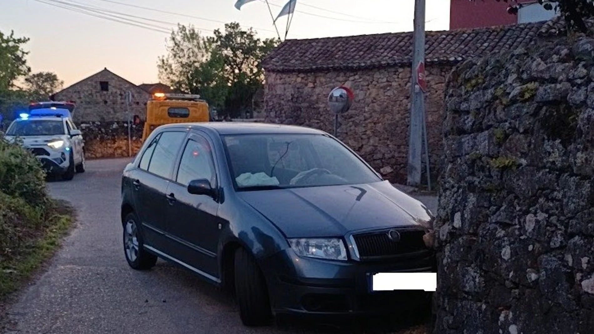 Imagen del vehículo accidentado. REMITIDA / HANDOUT por POLICÍA LOCAL DE TOMIÑO Fotografía remitida a medios de comunicación exclusivamente para ilustrar la noticia a la que hace referencia la imagen, y citando la procedencia de la imagen en la firma 23/04/2025