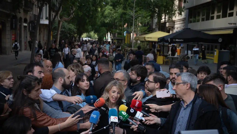 Visita a la Fira de Llibres de Barcelona durante la Diada de Sant Jordi 2025