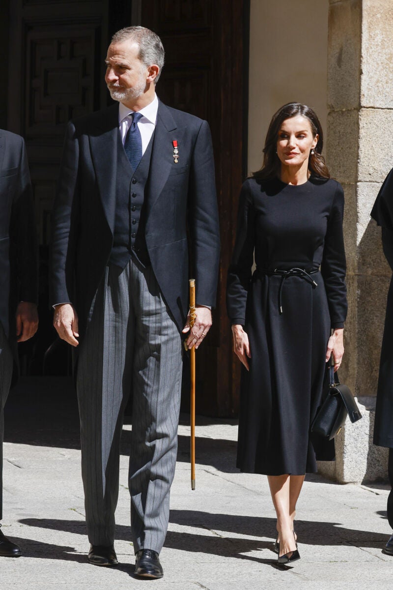 El look de la Reina Letizia de luto por el Papa.
