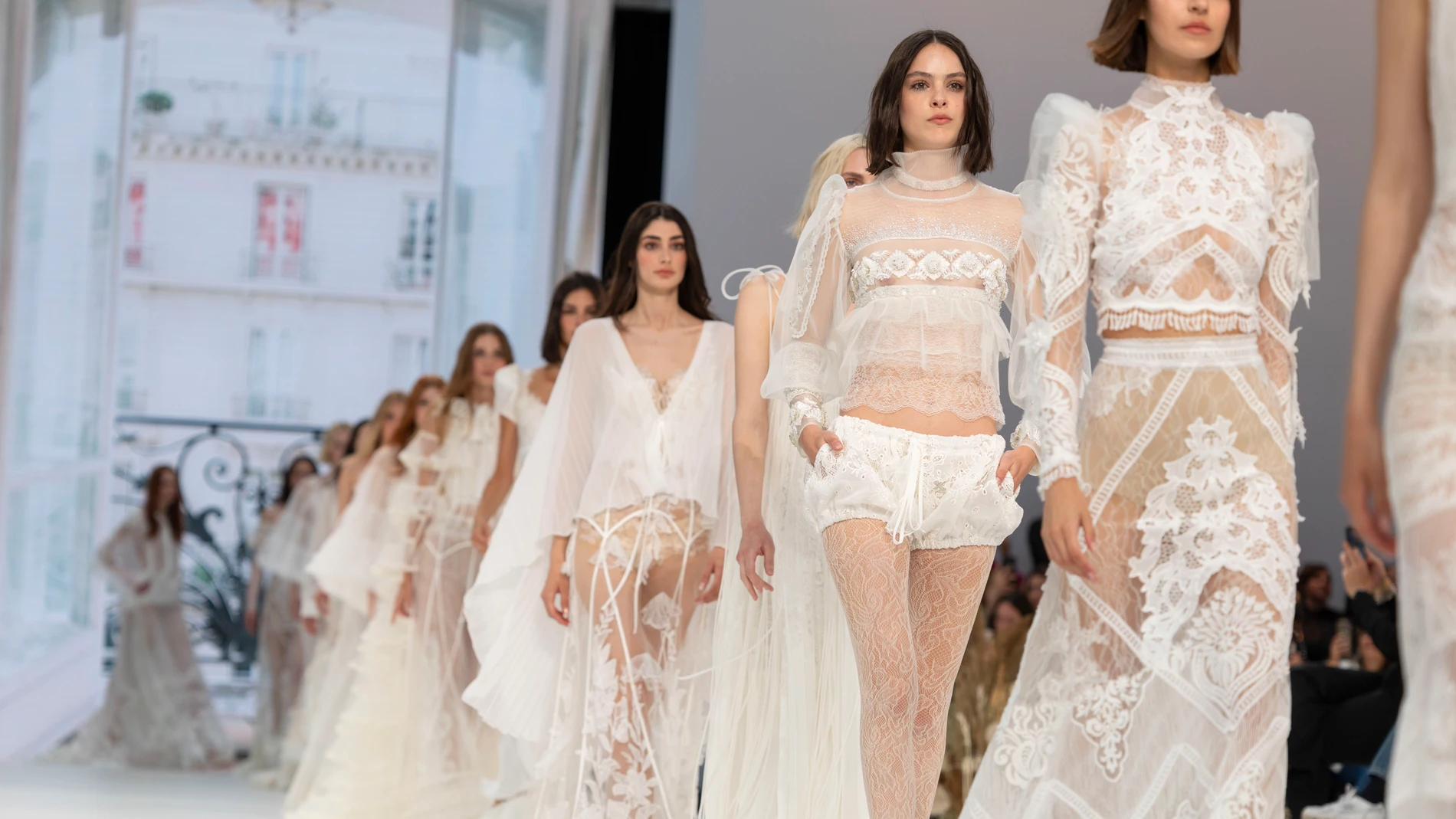 FOTODELDÍA BARCELONA, 23/04/2025.- Un momento del desfile de Yolancris en la Barcelona Bridal Fashion Week que abre sus puertas por primera vez sin Pronovias ni Rosa Clará, este miércoles en Barcelona. EFE/Marta Pérez