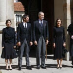 El look de la Reina Letizia y Ayuso de luto por el Papa Francisco.