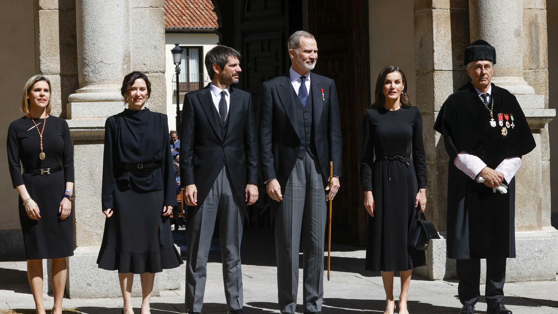 El look de la Reina Letizia y Ayuso de luto por el Papa Francisco.