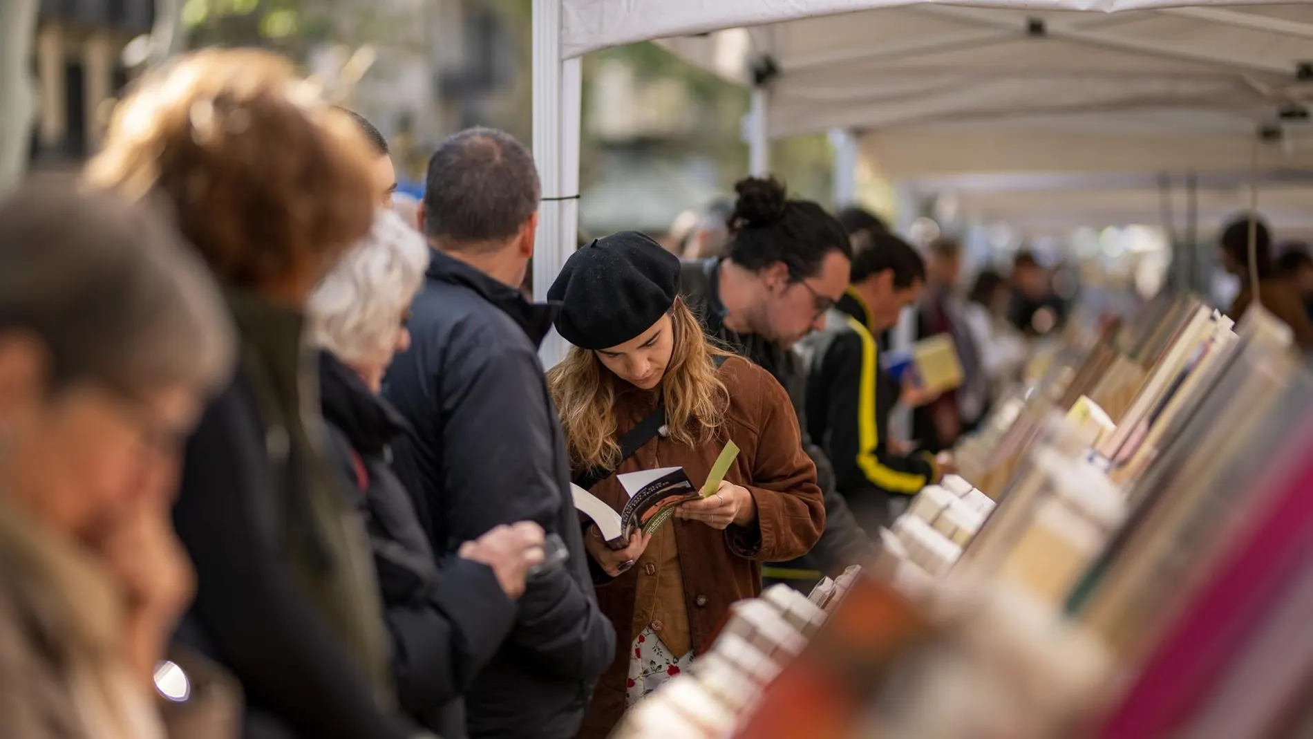 CATALUNYA.-Sant Jordi.- Barcelona volverá a llenarse de libros y rosas con más paradas y superficie