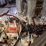 Los fieles guardan cola para dar su último adiós al Papa Francisco