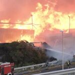El incendio en una nave industrial de Güimar, controlado