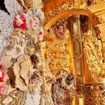 La Virgen del Rocío porta los rosarios regalados por el papa Franciso y por el papa San Juan Pablo II