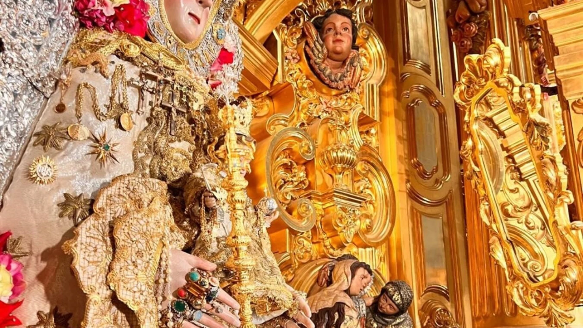 La Virgen del Rocío portado los rosarios regalados por el papa Franciso y por el papa San Juan Pablo II.REMITIDA / HANDOUT por HERMANDAD MATRIZ DE ALMONTEFotografía remitida a medios de comunicación exclusivamente para ilustrar la noticia a la que hace referencia la imagen, y citando la procedencia de la imagen en la firma23/04/2025