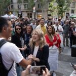 La vicepresidenta segunda y ministra de Trabajo, Yolanda Díaz, recorre la Fira de Llibres de Barcelona, a 23 de abril de 2025, en Barcelona, Cataluña (España). Barcelona vuelve a vivir una nueva Diada de Sant Jordi, en la que se llena de libros y rosas, en una edición en la que crece el número de paradas profesionales de libros y superficie para buscar una mayor comodidad, hasta los 3.500 metros cuadrados en diez espacios de siete distritos de la ciudad. Este año, hay más paradas que el año anterior, con 400 paradas, 348 de libros y 52 de rosas, a las que se debe sumar un centenar más de libros que se ubican en las puertas de las librerías, que elevan a 500 los puestos entre libros y rosas. 23 ABRIL 2025;FERIA DEL LIBRO;DECLARACIONES;SUMAR; David Zorrakino / Europa Press 23/04/2025