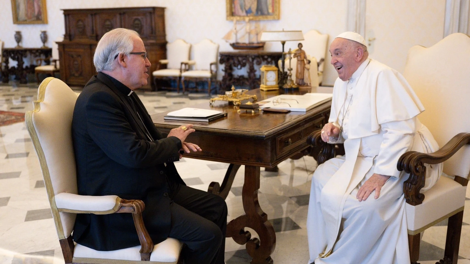 El arzobispo de Sevilla y el Papa Francisco en un encuentro en el Vaticano