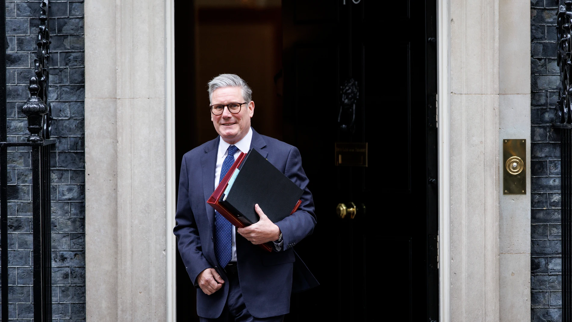LONDON (United Kingdom), 23/04/2025.- British Prime Minister Keir Starmer departs his official residence at 10 Downing Street to appear at Prime Minister's Questions (PMQs) at the House of Commons in London, Britain, 23 April 2025. (Reino Unido, Londres) EFE/EPA/TOLGA AKMEN