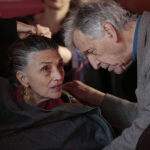 Costa-Gavras da indicaciones a la actriz Ángela Molina durante el rodaje de la película