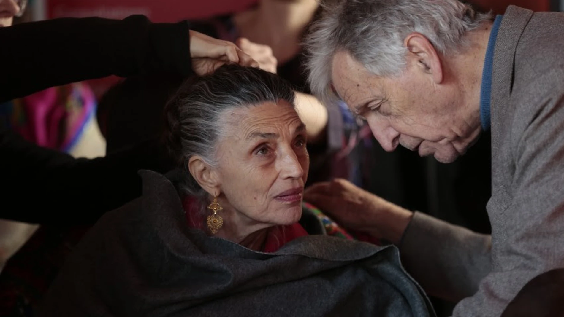 Costa-Gavras da indicaciones a la actriz Ángela Molina durante el rodaje de la película