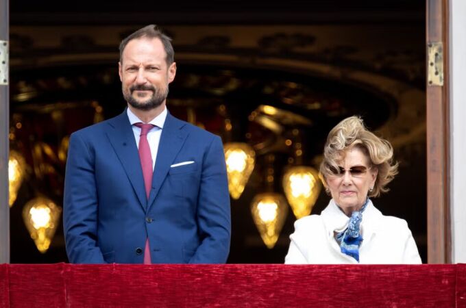 El príncipe heredero Haakon de Noruega junto a su madre, la Reina Sonia