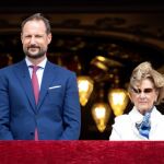 El príncipe heredero Haakon de Noruega junto a su madre, la Reina Sonia