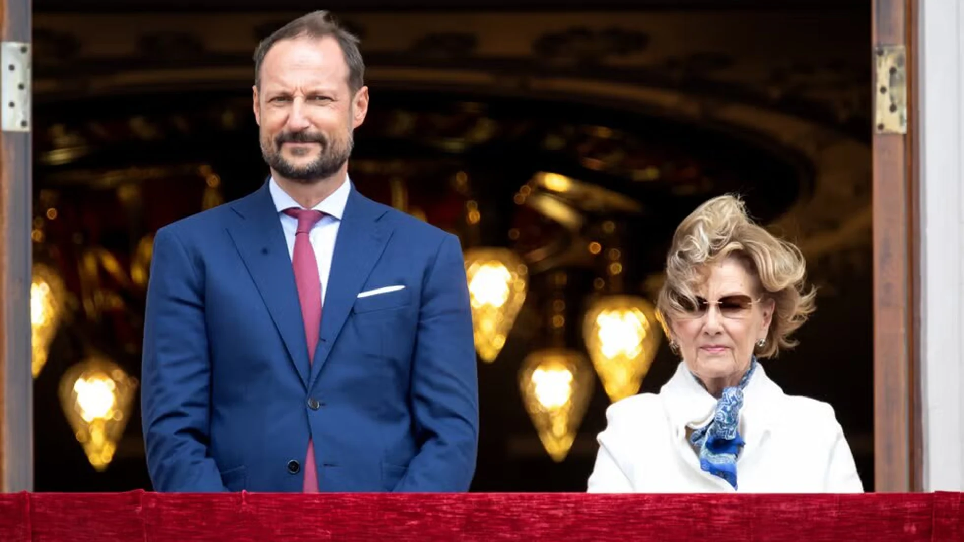 El príncipe heredero Haakon de Noruega junto a su madre, la Reina Sonia