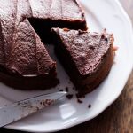 Con solo dos ingredientes, sin horno ni harina: Así se hace la mejor tarta de chocolate