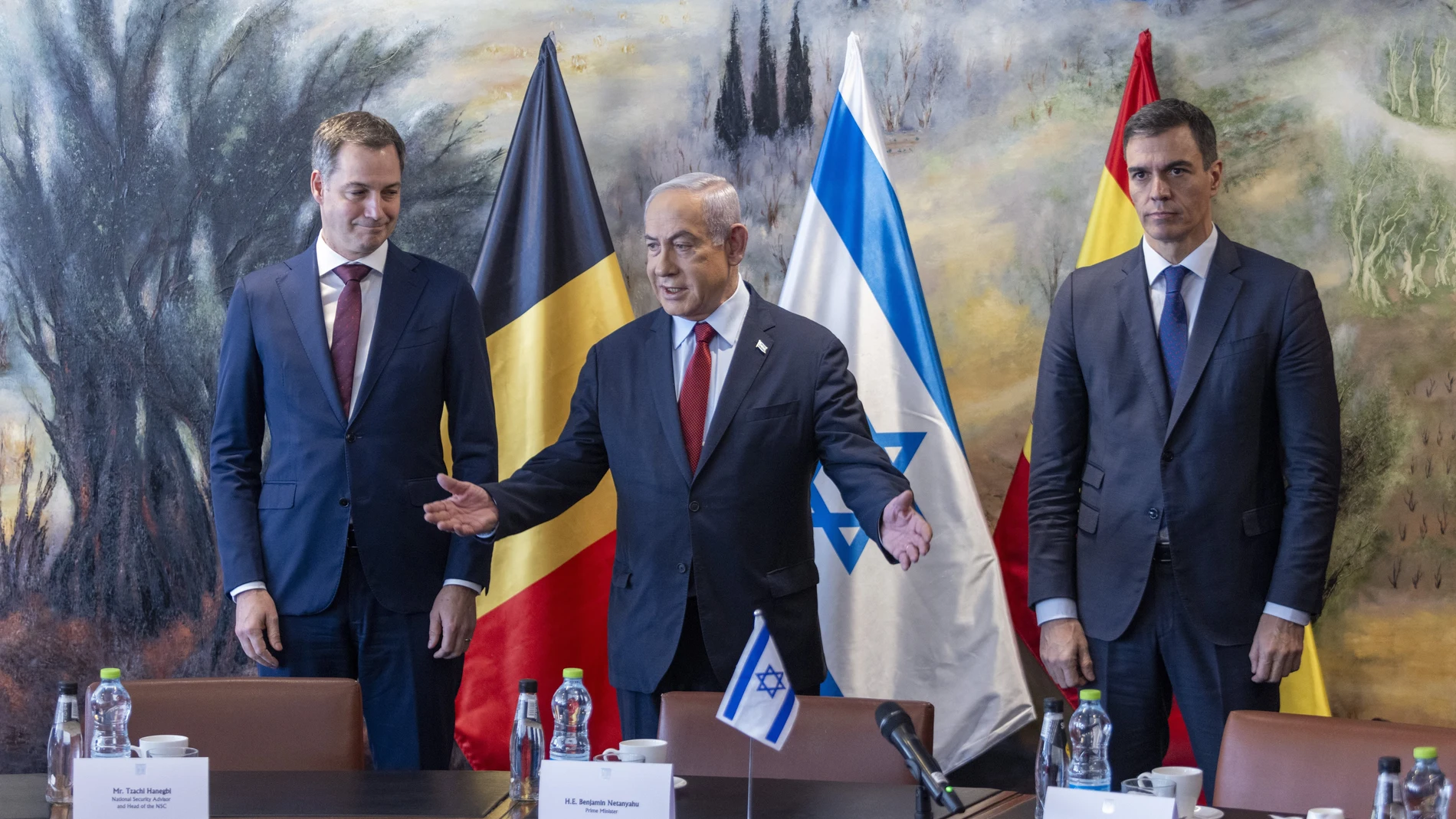 (I-D) El primer ministro belga, Alexander de Croo; el primer ministro del Estado de Israel, Benjamin Netanyahu, y el presidente del Gobierno, Pedro Sánchez, durante un encuentro en The Knesset, a 23 de noviembre de 2023, en Jerusalén (Israel). El presidente del Gobierno y el primer ministro belga han viajado juntos con el fin de mostrar un frente europeo unido e intentar aportar ideas y soluciones de cara a la paz en Oriente Próximo. El viaje se produce después de que Israel y Hamás hayan acordado una "pausa humanitaria" de cuatro días durante la que el Movimiento de Resistencia Islámica liberará a 50 de los rehenes que tiene en su poder --mujeres y niños-- e Israel procederá a la liberación de 150 prisioneros palestinos, también mujeres y menores. El acuerdo ha sido posible gracias a la mediación de Qatar, Egipto y Estados Unidos. 23 NOVIEMBRE 2023;PRESIDENTE DEL GOBIERNO;SÁNCHEZ;VIAJE ISRAEL Y PALESTINA Belga / Europa Press 23/11/2023