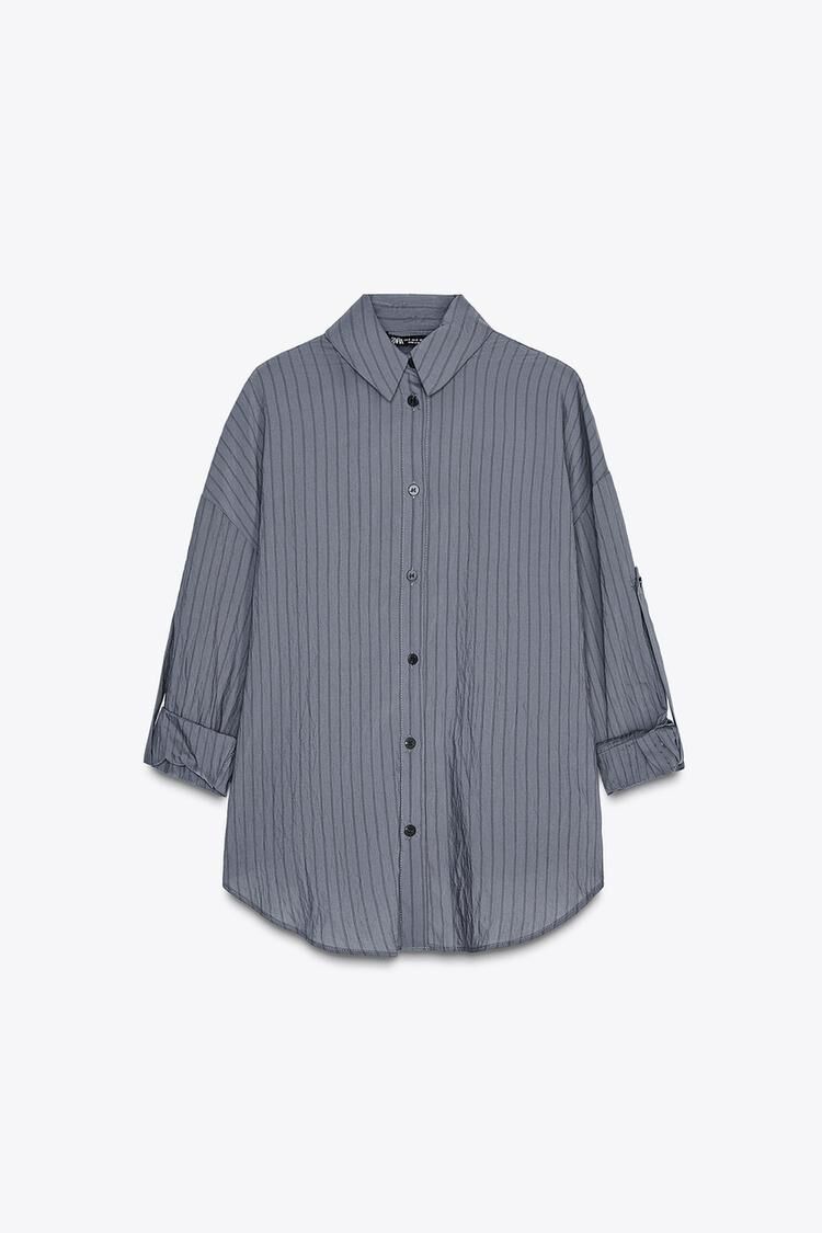 Camisa rayas manga remangada.