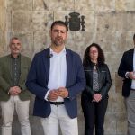 Ernesto Vilariño, secretario general de JUCIL, junto a los juzgados de León