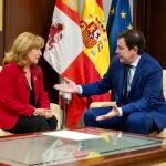 Mañueco conversa con Ana del Ser durante su encuentro