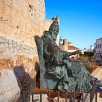 Estatua del Papa Luna en Peñíscola.