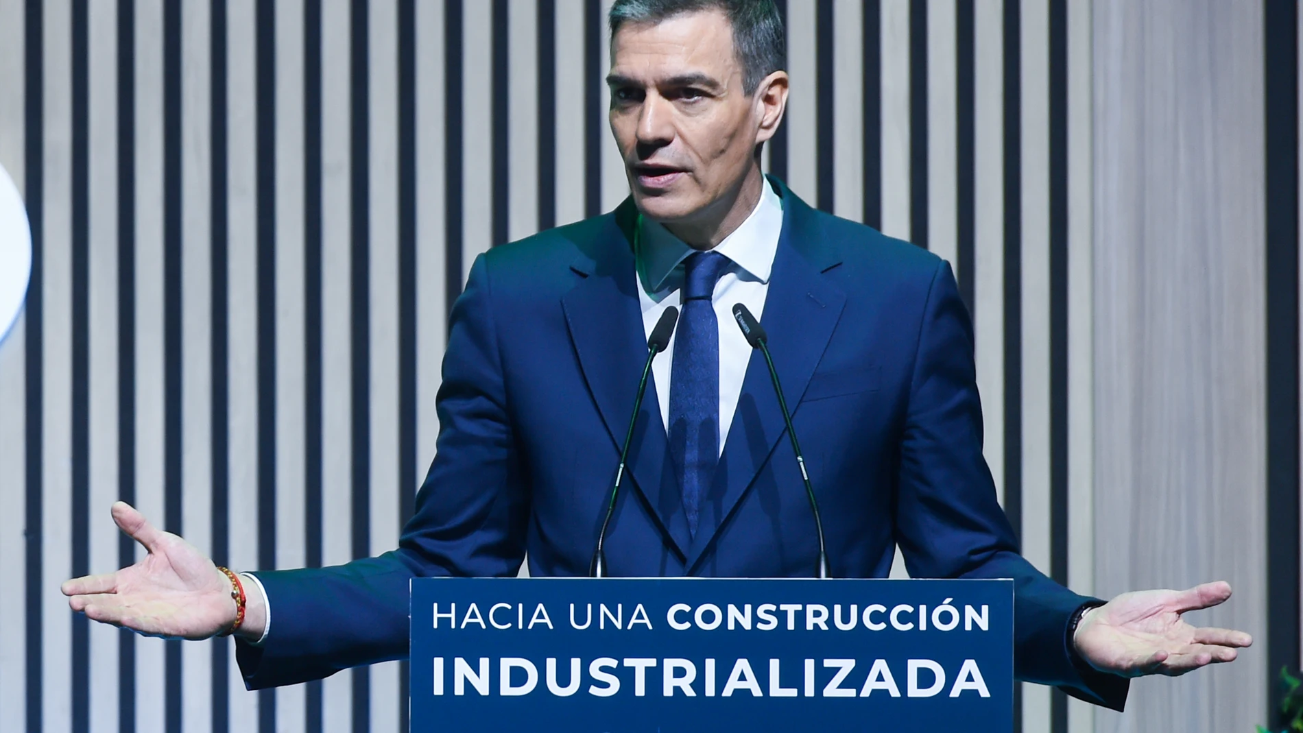 El presidente del Gobierno, Pedro Sánchez, presenta el Proyecto Estratégico para la Recuperación y Transformación Económica (Perte), en la 8º edición de la Feria del sector de la edificación y la construcción REBUILD. en IFEMA de Madrid, a 24 de abril de 2025, en Madrid (España). El proyecto busca impulsar y agilizar la construcción de vivienda industrializada en España. Este nuevo Perte forma parte del paquete de 12 medidas en materia de vivienda anunciado por el presidente del Gobierno en e...