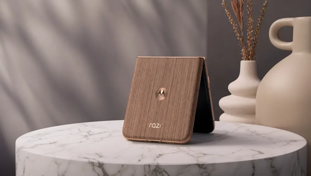 El motorola RAZR 60 UItra en su impresionante acabado en madera auténtica