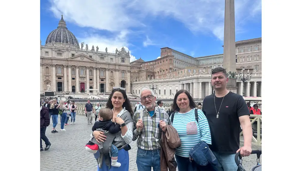 Diana Pérez con su hijo Leo, sus padres Pedro, Pilar y su marido Diego Calero