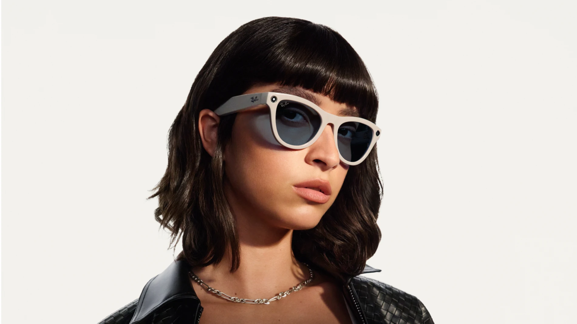 Las gafas Ray-Ban Meta Skyler en su nuevo acabado en color gris calcáreo brillante con lentes Transitions de zafiro