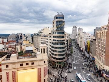 La calle Gran V&iacute;a, a 6 de abril de 2025, en Madrid (Espa&ntilde;a). 06 ABRIL 2025;RECURSOS;CALLES;COMERCIALES;TIENDAS;COMERCIOS Ricardo Rubio / Europa Press 06/04/2025
