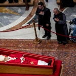 Los fieles, ante los restos del Papa
