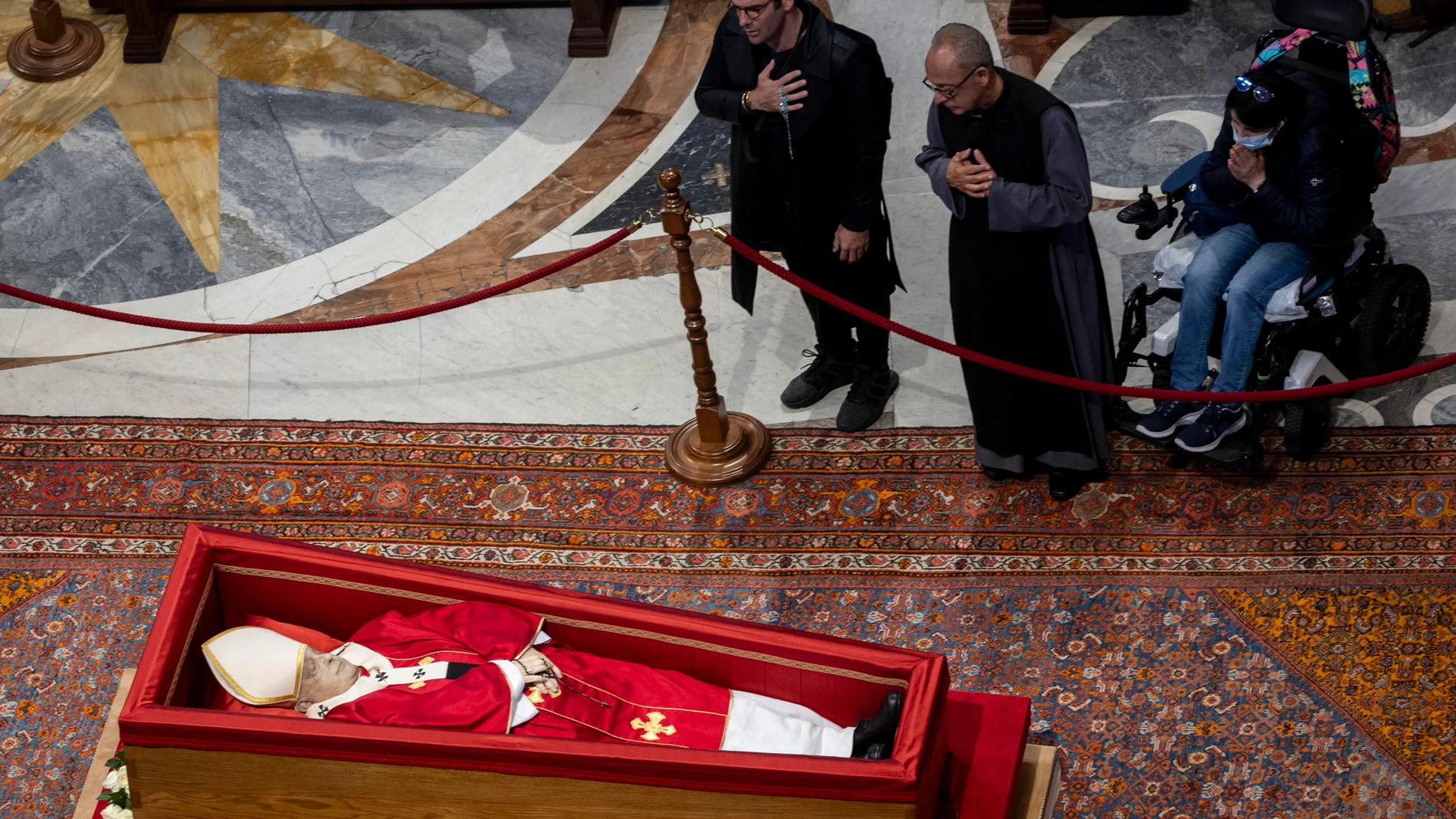VATICAN CITY (Vatican City State (Holy See)), 24/04/2025.- Faithful pray at the coffin of late Pope Francis laying in state at the St. Peter's Basilica in Vatican City, 24 April 2025. Faithful and well-wishers will be able to pay their respects to Pope Francis, who died on 21 April 2025, aged 88, until his funeral on 26 April in the plaza in front of the basilica. (Papa) EFE/EPA/MASSIMO PERCOSSI