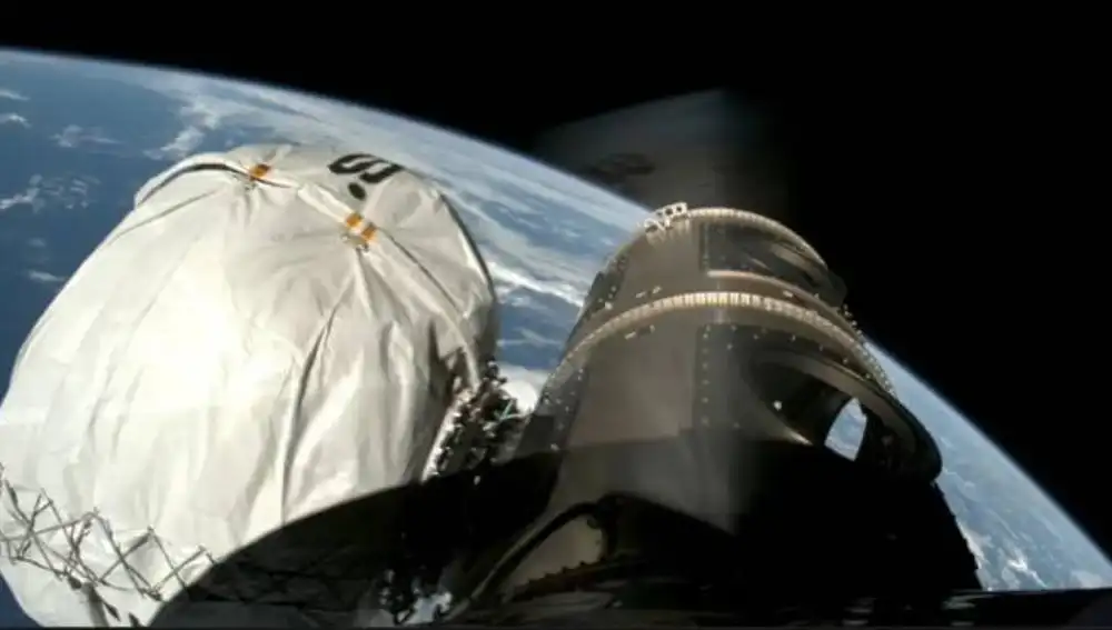 Phoenix, acoplado a la segunda etapa del Falcon 9.