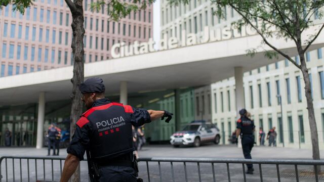 Un agente de los Mossos d'Esquadra frente a la Ciutat de la Just&iacute;cia de Barcelona
