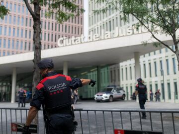 Un agente de los Mossos d'Esquadra frente a la Ciutat de la Just&iacute;cia de Barcelona