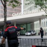 Un agente de los Mossos d'Esquadra frente a la Ciutat de la Justícia de Barcelona