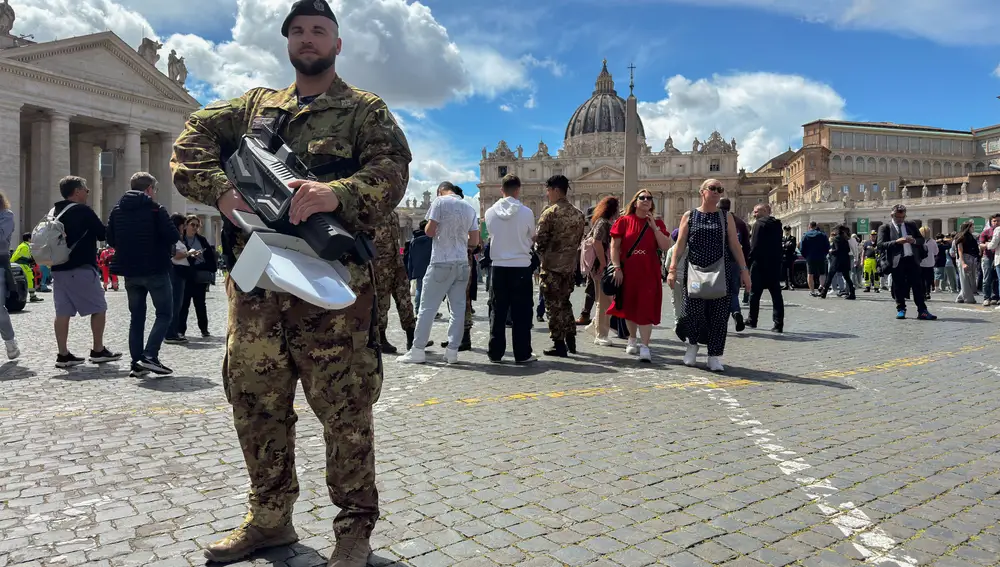 Un soldado del Ejército con un sistema antidrones en los alrededores de la plaza