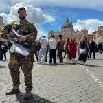 Un soldado del Ejército con un sistema antidrones en los alrededores de la plaza