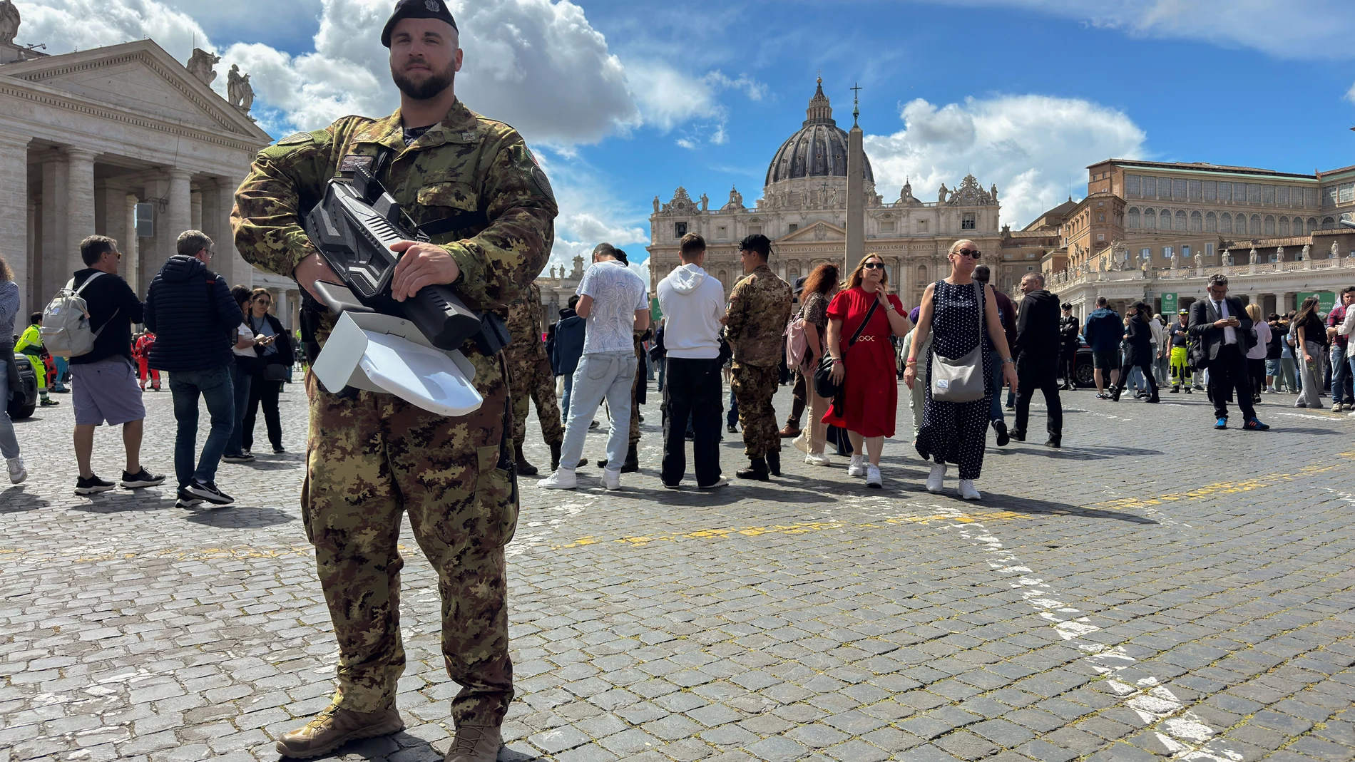 Un soldado del Ejército con un sistema antidrones en los alrededores de la plaza