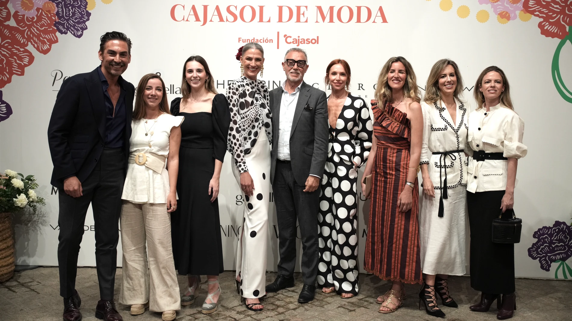 La presentadora, Laura Sánchez, posa junto a los demás protagonistas del ciclo